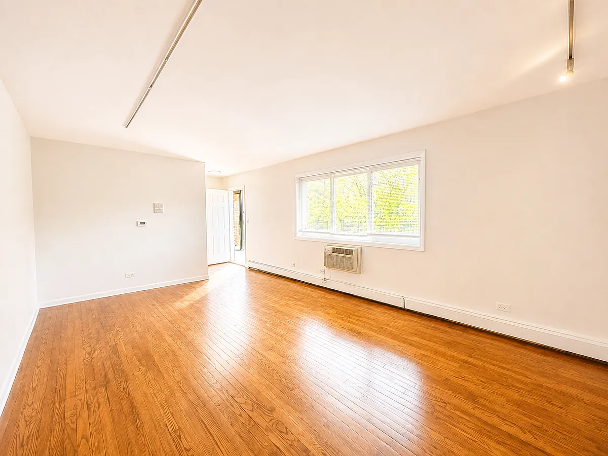 Building Photo - 1404 W Estes Ave #2A