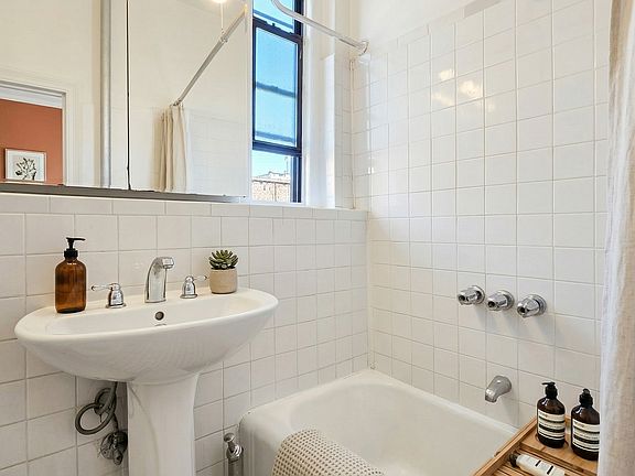 5th image of 3 Pinehurst Ave Unit 5C