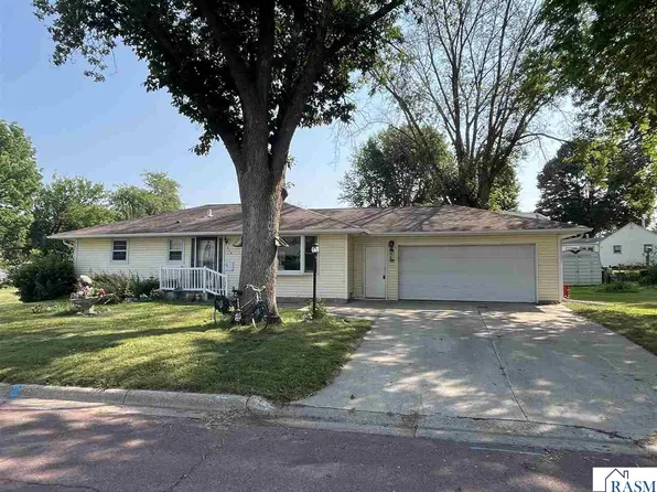 515 10th St S, Saint James, MN 56081