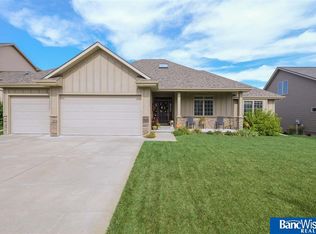 8208 Windmill Dr, Lincoln, NE 68507