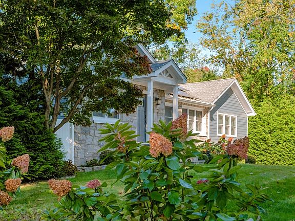 5th image of 33 Rocky Ridge Dr