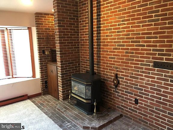 5th image of 402 Amblewood Way