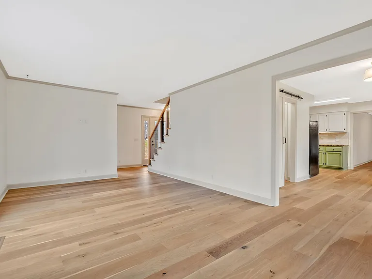 115 Pascal Dr — Photo 3