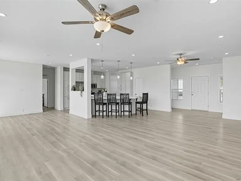 2080 Curtis Dr — Photo 6