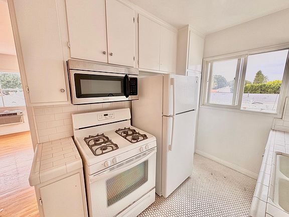4th image of 2201 Oak St Unit A