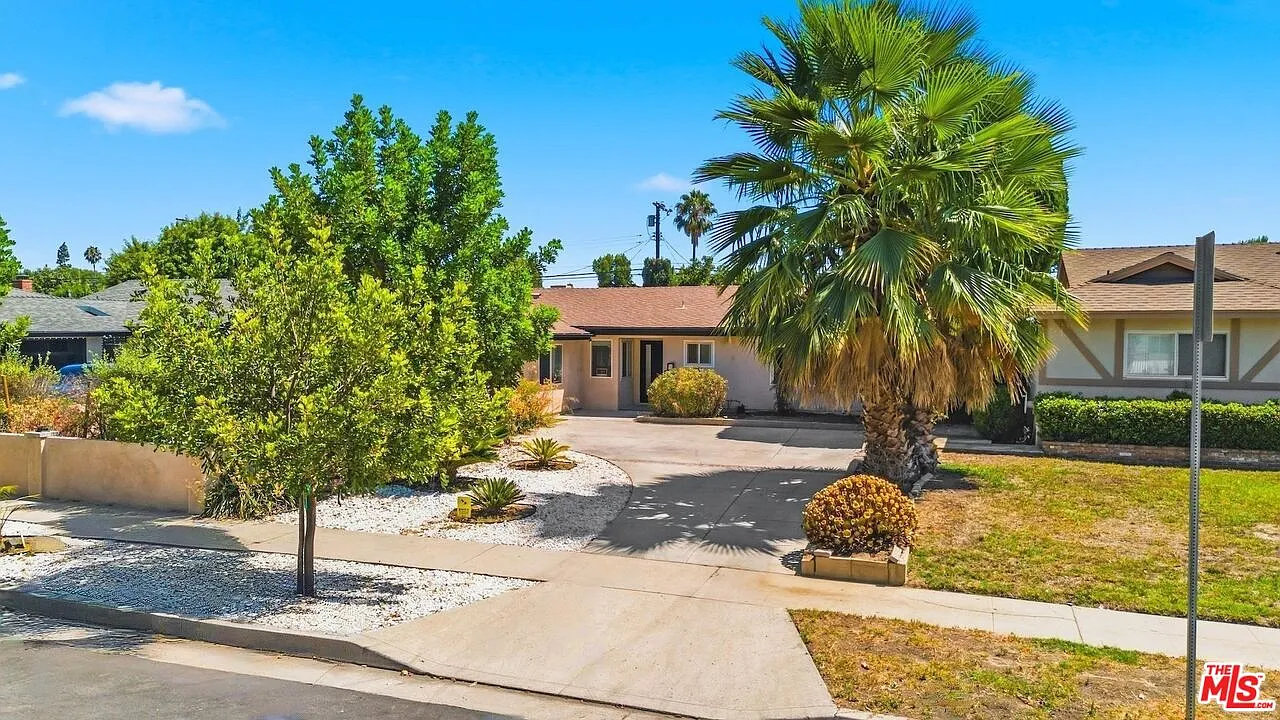 3 bed, 2.0 bath, 1718 sqft, $4,200 — Photo 1