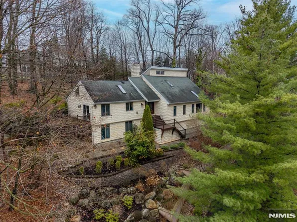 37 Berkshire Rd, Woodcliff Lake, NJ 07677
