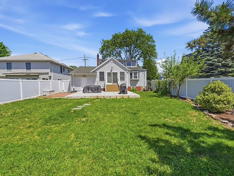 319 E Madison Ave — Photo 23