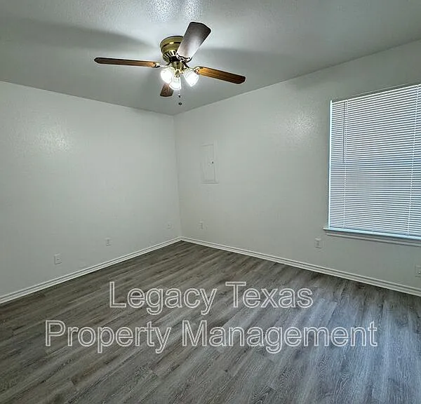 701 Miracle Ln #E — Photo 8