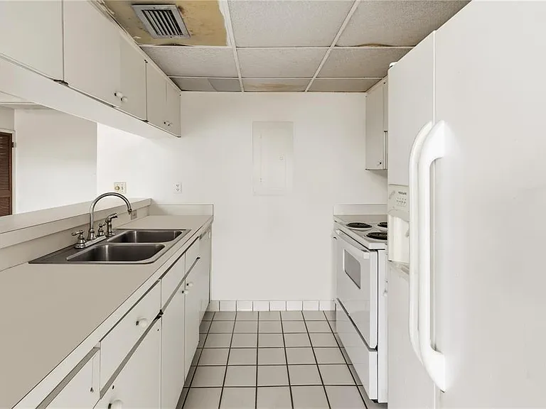 2114 Corner Lake Dr #E — Photo 10