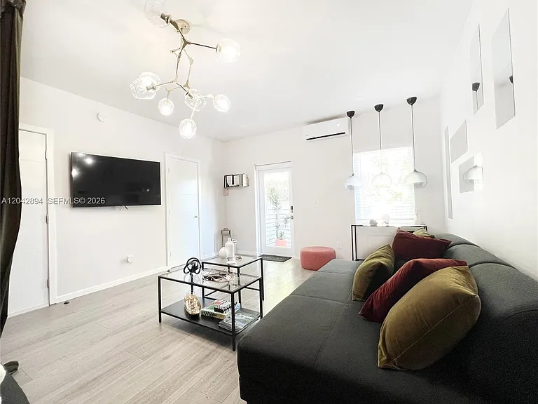 513 SW 18th Ct — Photo 5