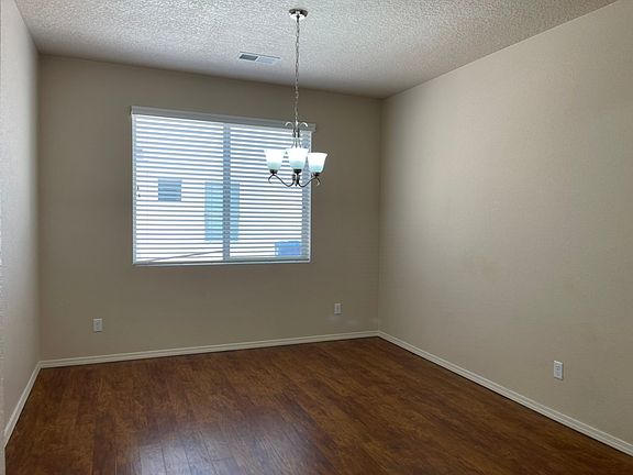 3rd image of 2004 Northlands Dr SE