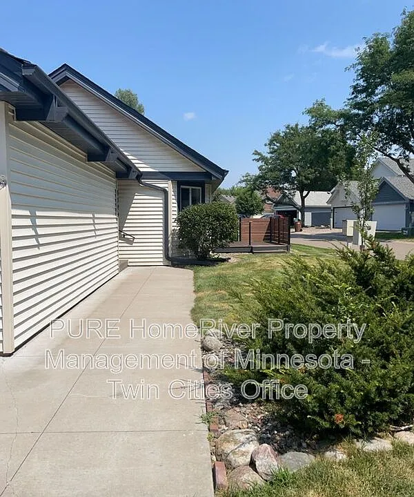 1390 Granada Trl N