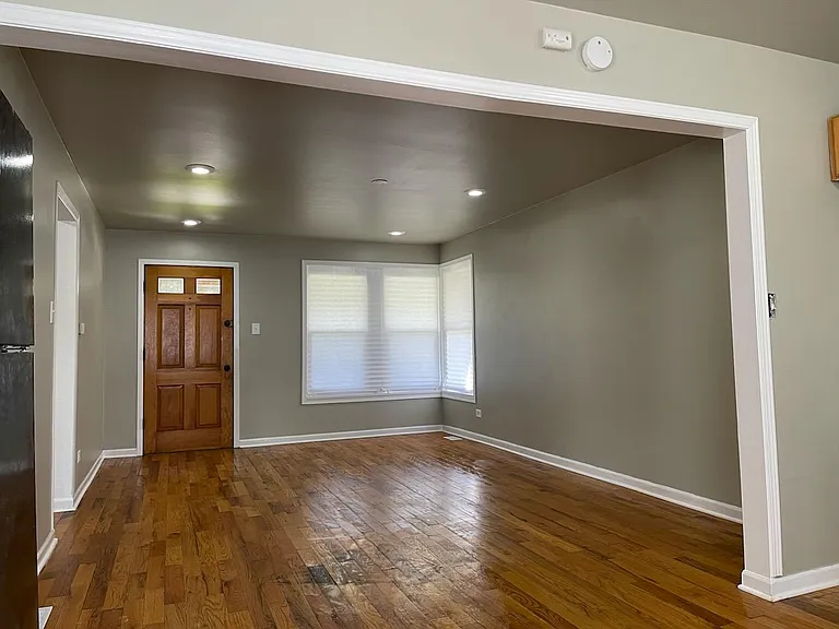 7916 S Saint Louis Ave — Photo 3