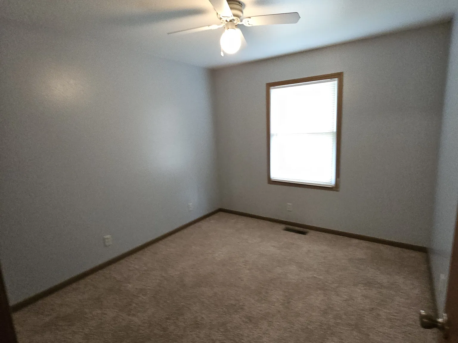 4 bed, 2.5 bath, 1800 sqft, $1,700 — Photo 4
