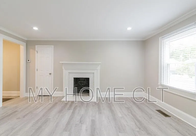 2336 Barry St #A — Photo 4