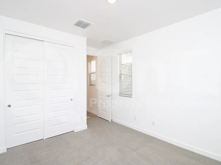 1045 E Thompson Way — Photo 12