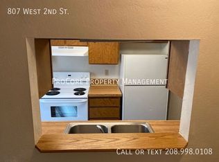 807 NW 2nd St, Meridian, ID 83642