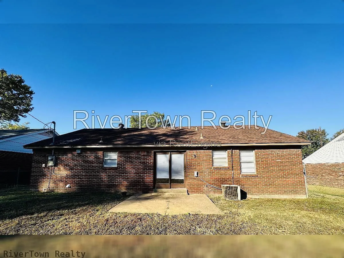 3 bed, 1.5 bath, 1239 sqft, $1,350 — Photo 2