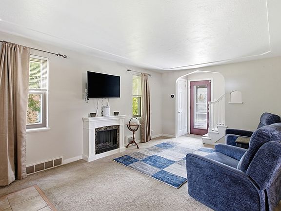 5th image of 2402 Hillview St