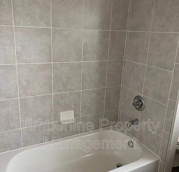 889 Grissom Dr — Photo 18