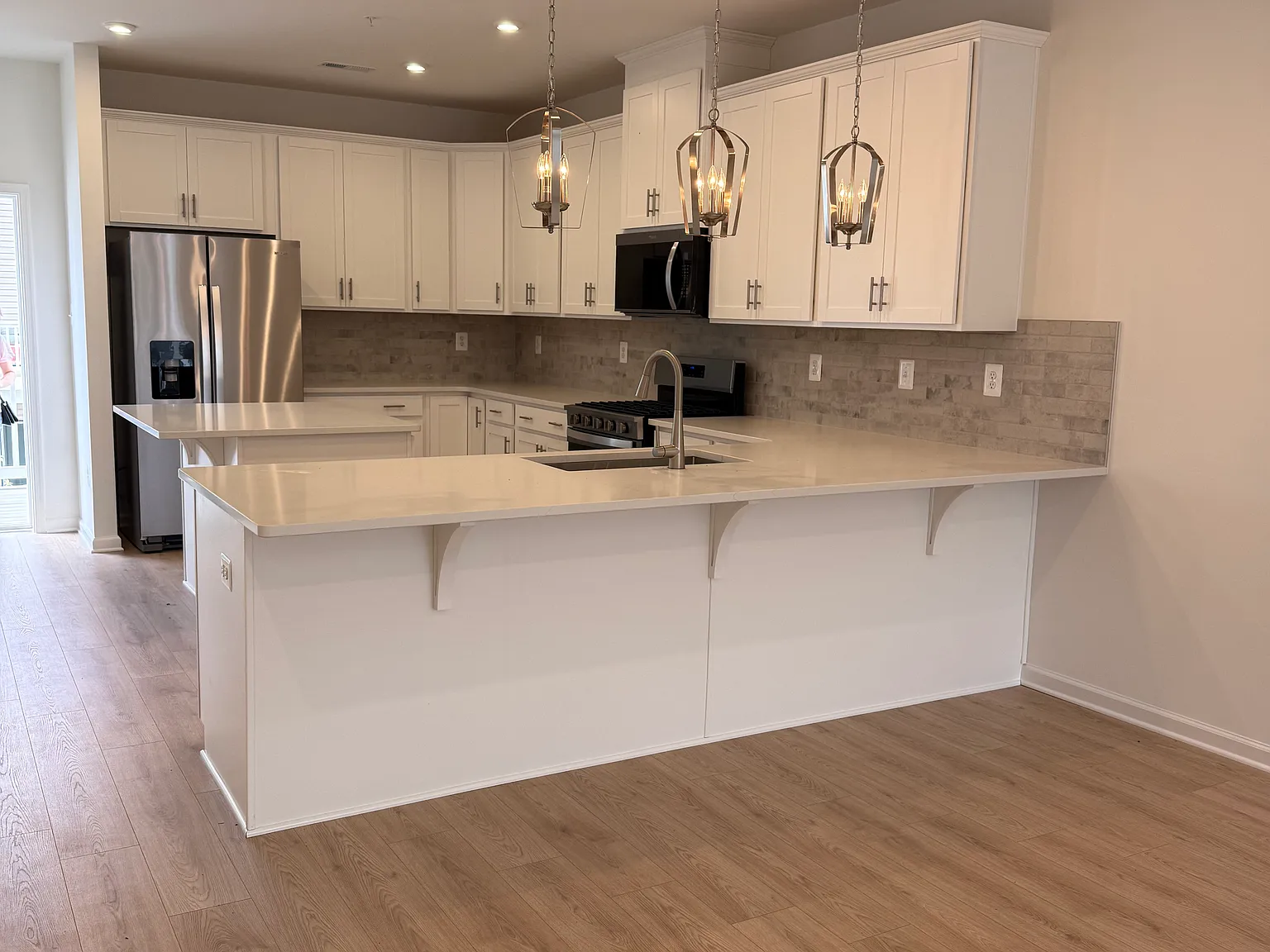 3 bed, 2122 sqft, $3,000 — Photo 2