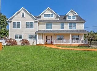 211 Palmer Cir, Sayville, NY 11782