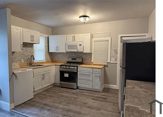 3 bed, 1200 sqft, $2,300 — Photo 3