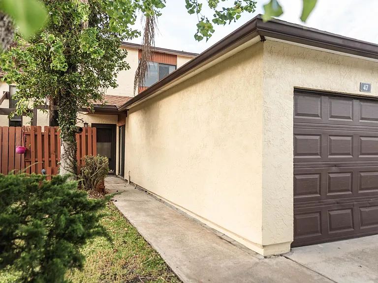 47 Bogart Pl — Photo 2