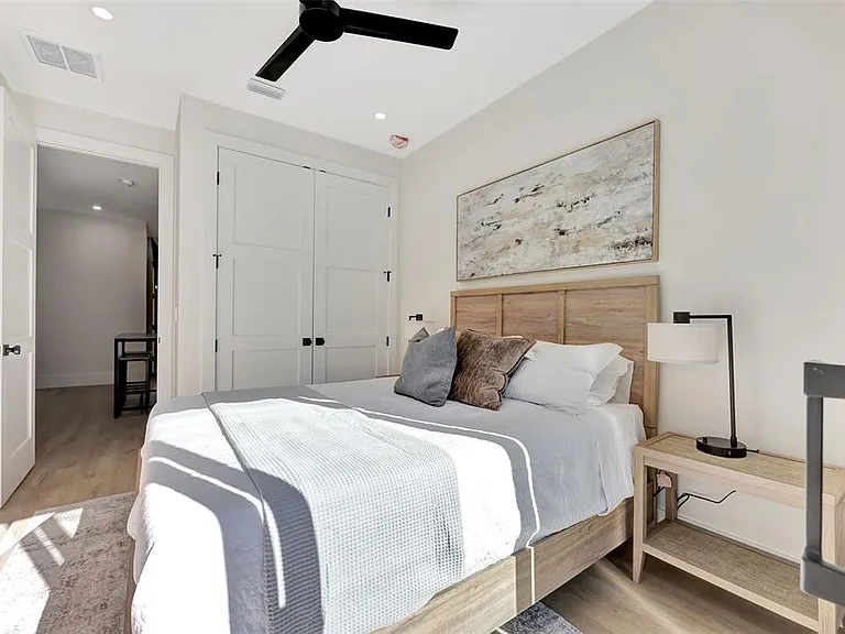 341 Albert St — Photo 36