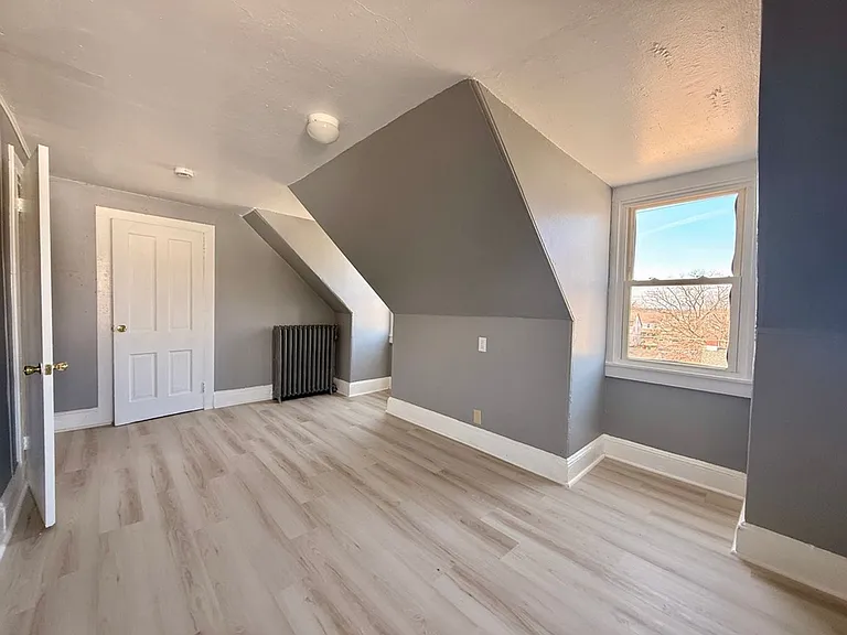 265 N Laurel St — Photo 13
