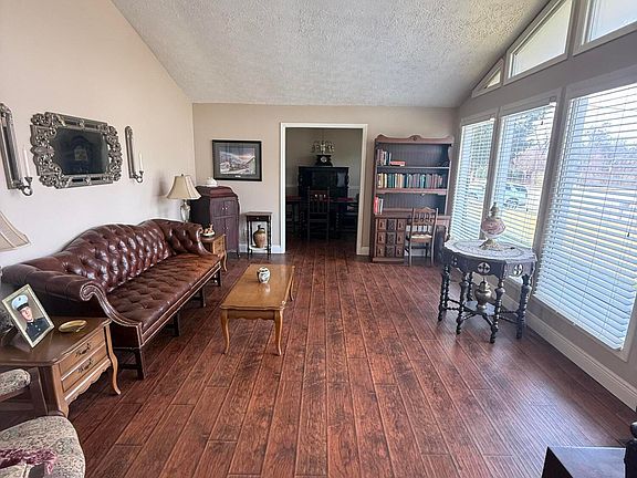 4th image of 1001 Farrington Dr