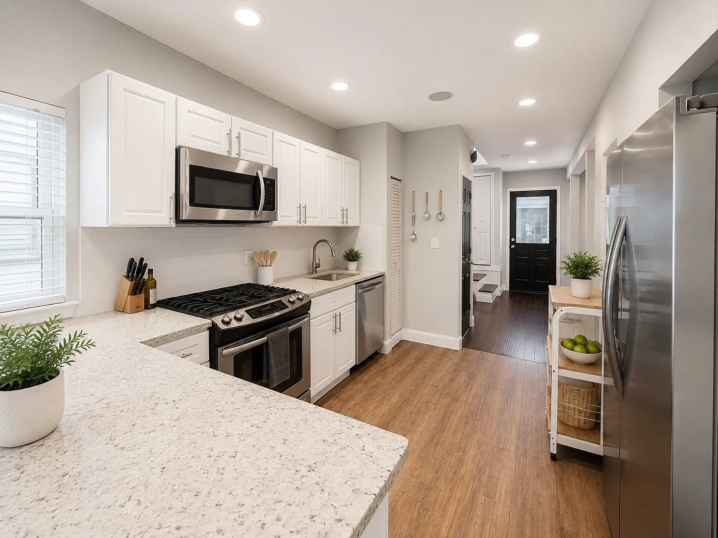 3 bed, 1250 sqft, $3,300 — Photo 2