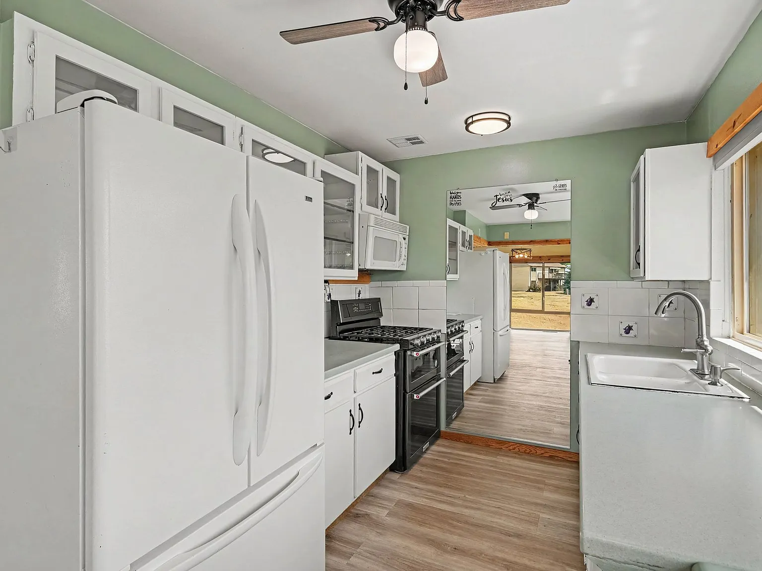 3 bed, 2542 sqft, $2,900 — Photo 3