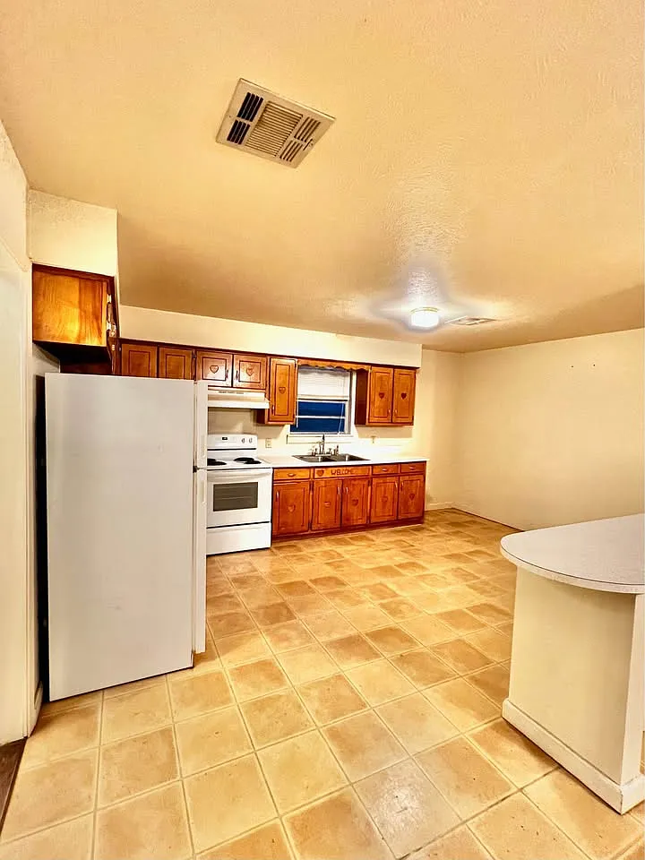 3 bed, 2400 sqft, $1,225 — Photo 4