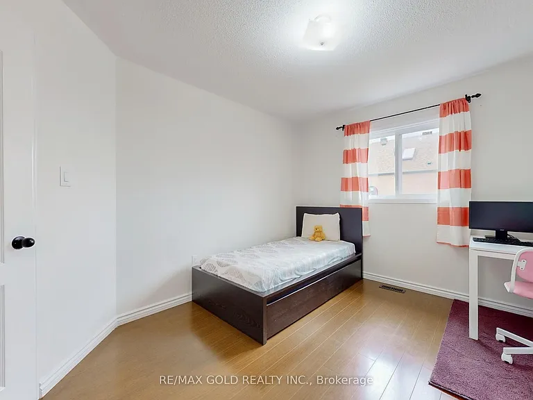 4 Treepark St — Photo 15