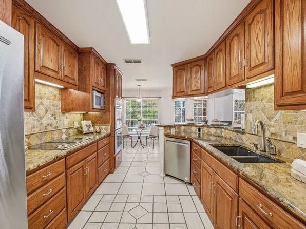 2700 Solar Ct, Granbury, TX 76049