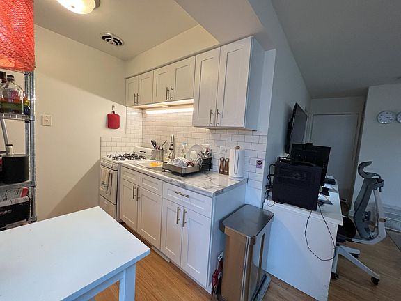 2nd image of 5958 N Kenmore Ave #5