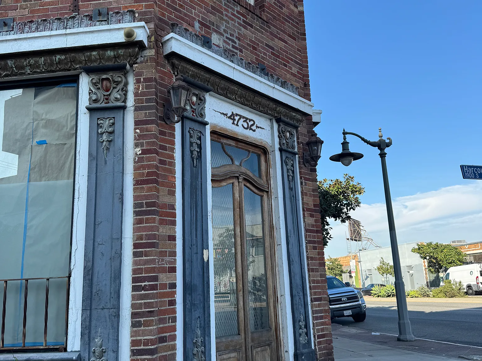 1905 S Harcourt Ave — Photo 4