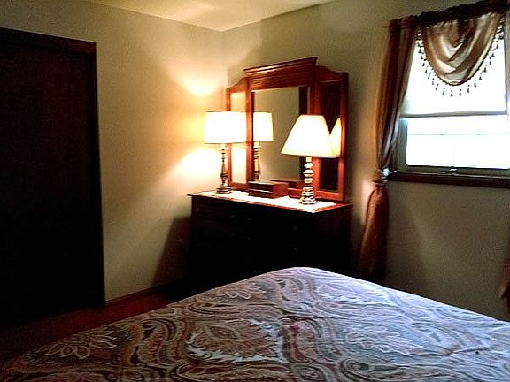 Bedroom - Master (pic 2)