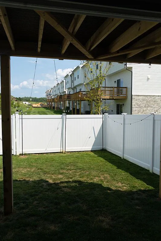 4 bed, 3.5 bath, 1969 sqft, $3,400 — Photo 3