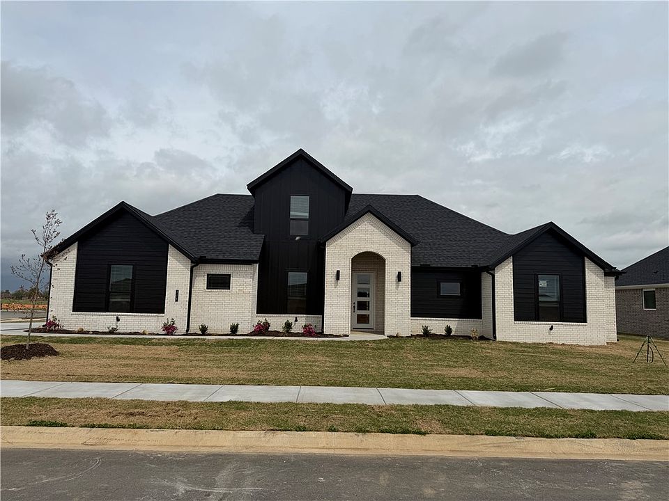 1st image of 718 Primitivo Ave