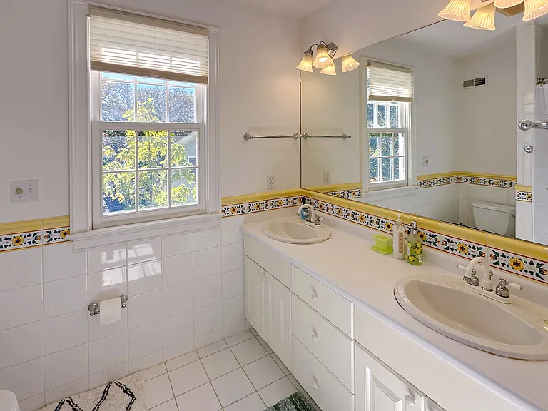 11 Oakland St — Photo 36