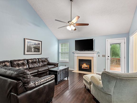 4th image of 221 Norfolk Ln