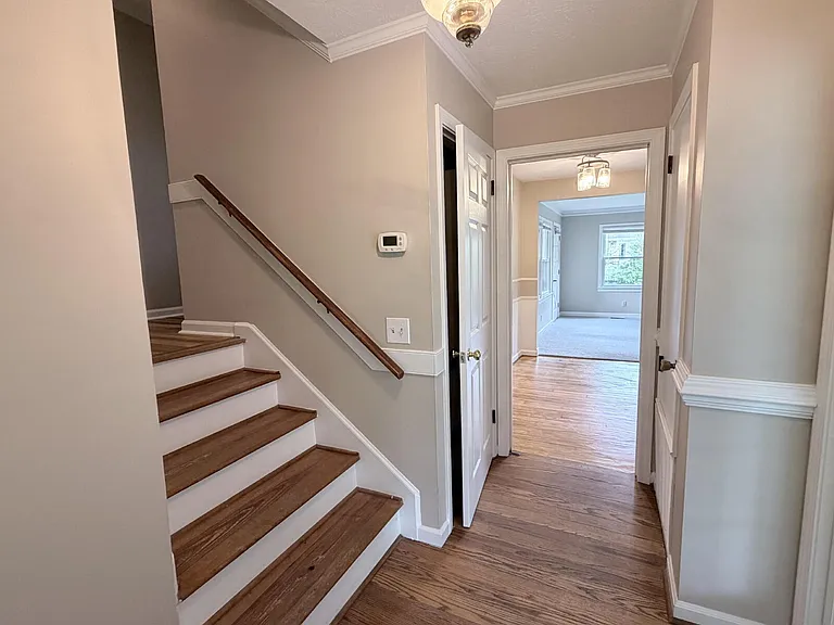 725 Wildflower Ln — Photo 3
