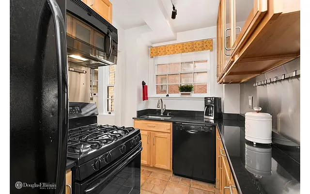 Sold by Douglas Elliman | media 15