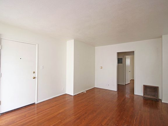 4th image of 2035 Huntington Dr APT 8