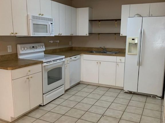4th image of 937 Chenault St