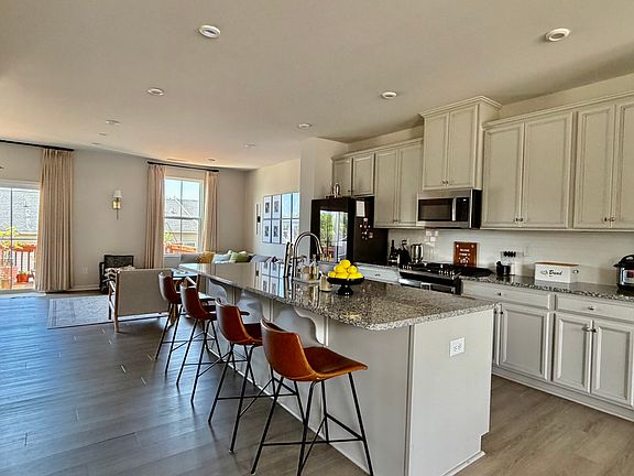 3rd image of 909 Portrush Ln