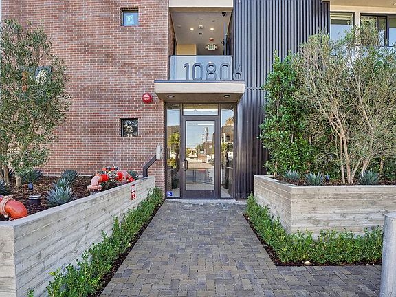 3rd image of 10806 Blix St #307